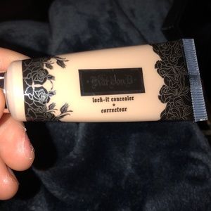 Kat Von D lock it concealer